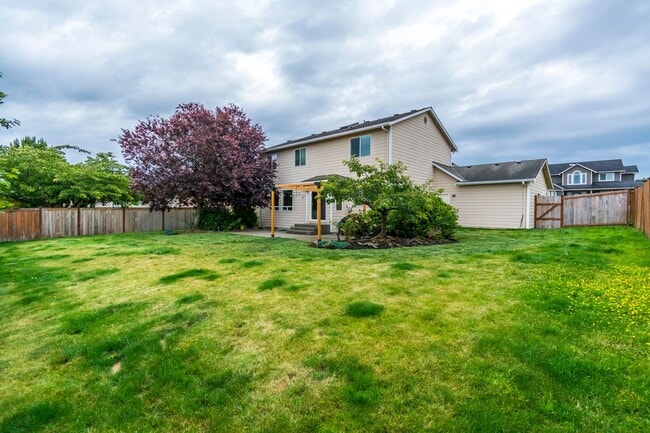 Building Photo - Stunning 4 Bedroom, 2.5 Bathroom Home With...