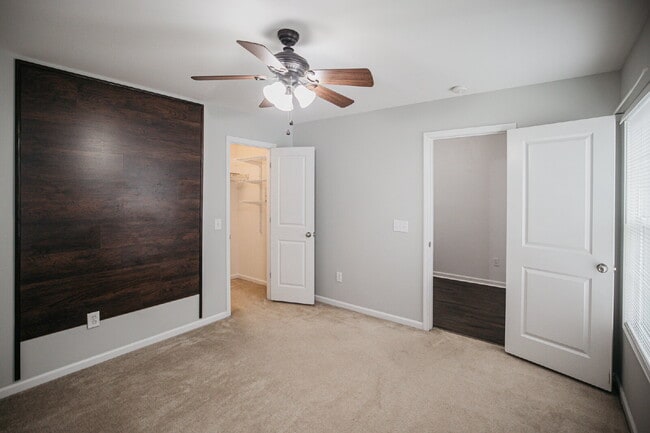 Building Photo - 4 Bed/2.5 Bath/Primary downstairs