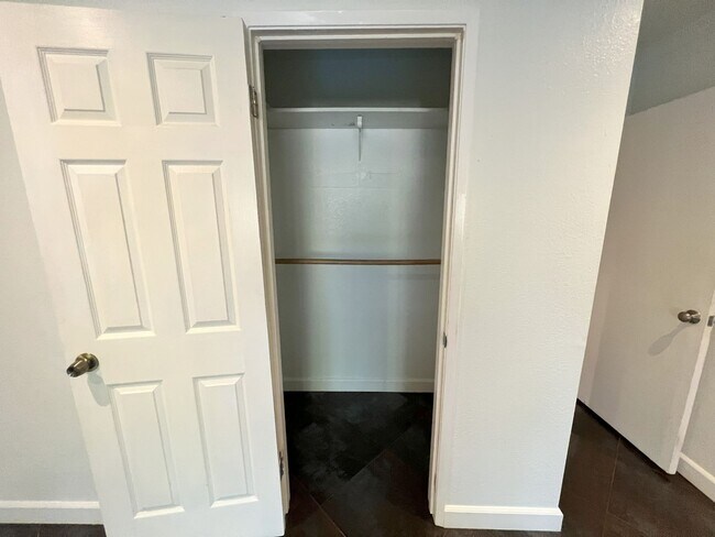 Building Photo - Remodeled 2 Bed, 2 Bath Unit in Downtown S...