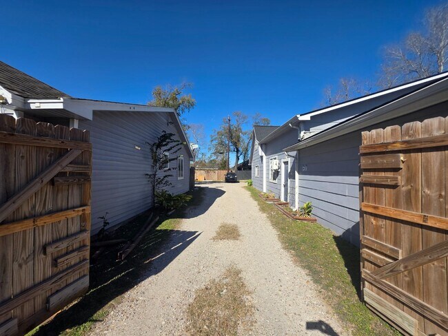 Building Photo - 13433 Topeka St