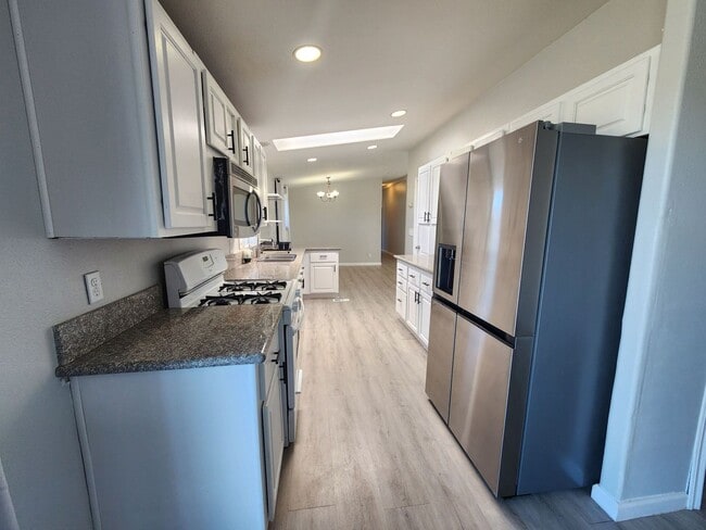 Building Photo - Large 3 Bedroom in Hansen Track