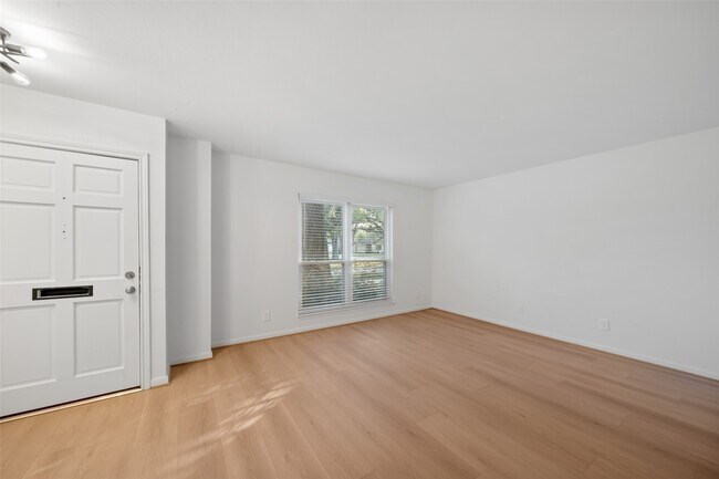 Building Photo - 9654 Westview Dr