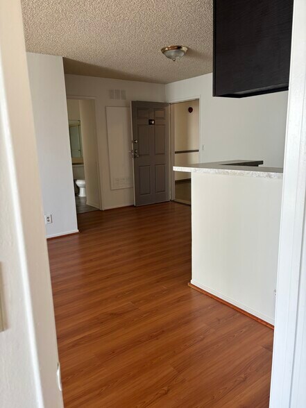 Building Photo - 321 N Kenmore Ave