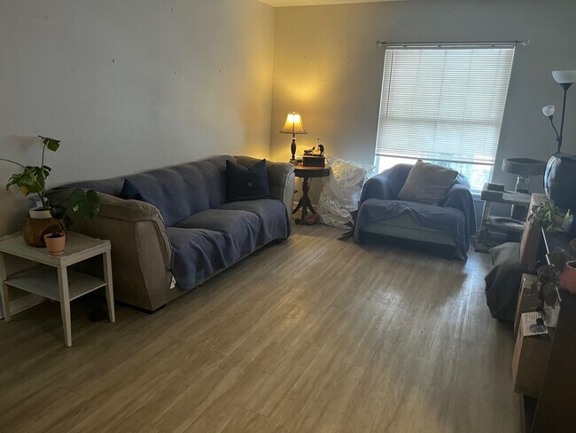 Building Photo - 821 Newton Ave S