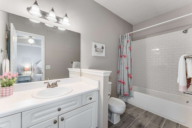 Building Photo - Beautiful One Bed One Bath Green Hills Condo