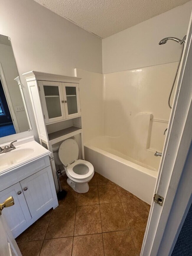 Building Photo - 2 Bed, 3 Bath Condo with Garage and  Flex ...
