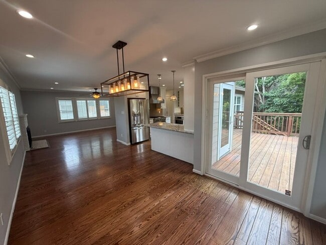 Building Photo - 3824 Fernwood St