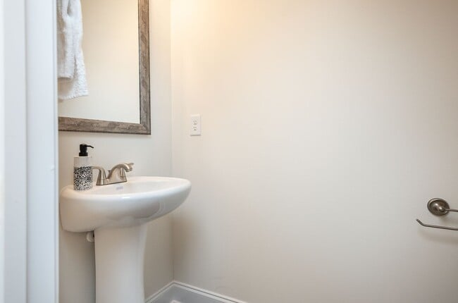 Building Photo - 2 Bed, 1.5 Bath Townhome in Downtown Easley is Available