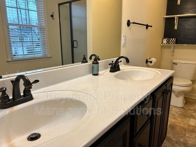 Building Photo - 107 Oakstone Run