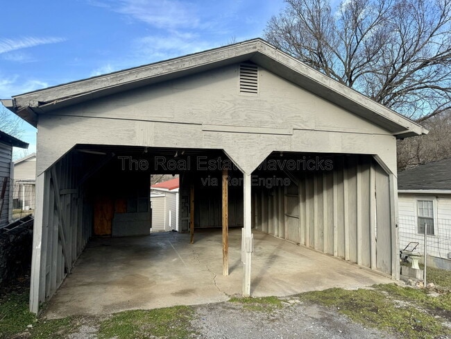 Building Photo - 208 Wilson St