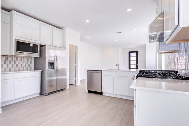 Building Photo - 27410 Sweetwater Bay Dr