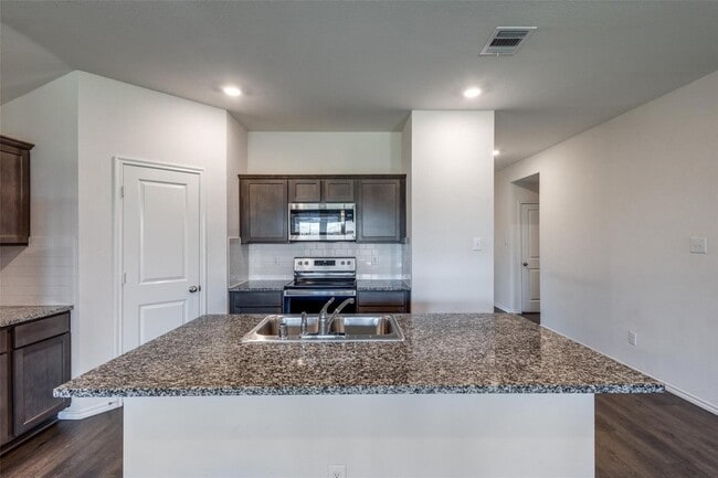 Building Photo - 808 Saddle Horn Way