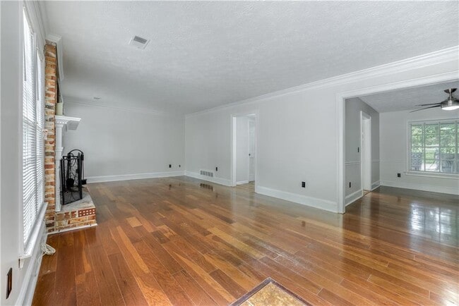 Building Photo - 61 Powers Ferry Rd