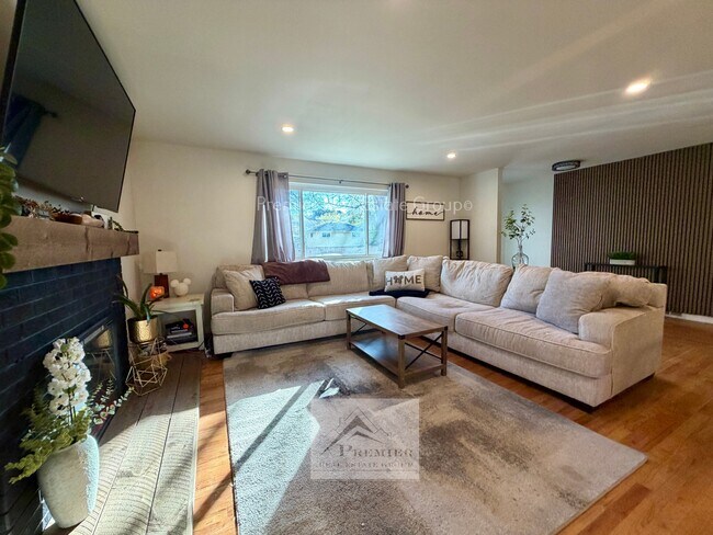 Building Photo - 1122 Pike Dr