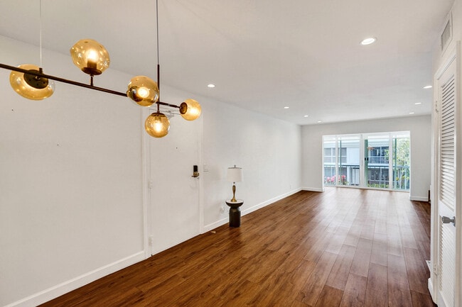 Building Photo - 6289 Bay Club Dr