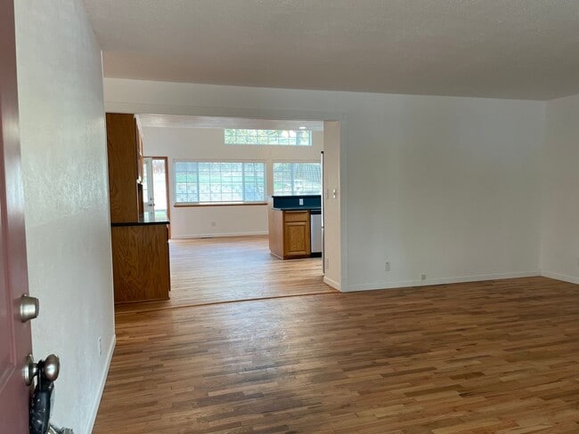 Building Photo - Nice 3 Bedroom 2 Bath Home-Office Space-Located in a Quiet East Medford  Nieghborhood East Medford