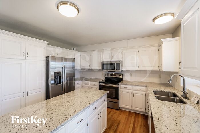Building Photo - 1114 Camelot Dr