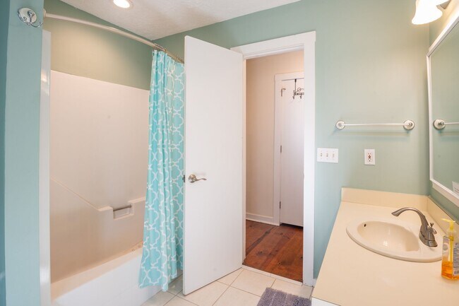 Building Photo - TIME TO SECURE YOUR BOATER'S PARADISE FOR THE FALL OF '25-SPRING OF '26