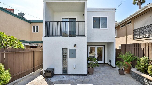 Building Photo - Downtown HB Furnished One-Month to Mid-Term Rental