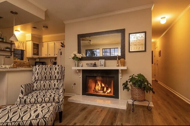 Building Photo - "Charming 1-Bed Sanctuary with Hardwood Floors & Central Vacuum in San Mateo!"