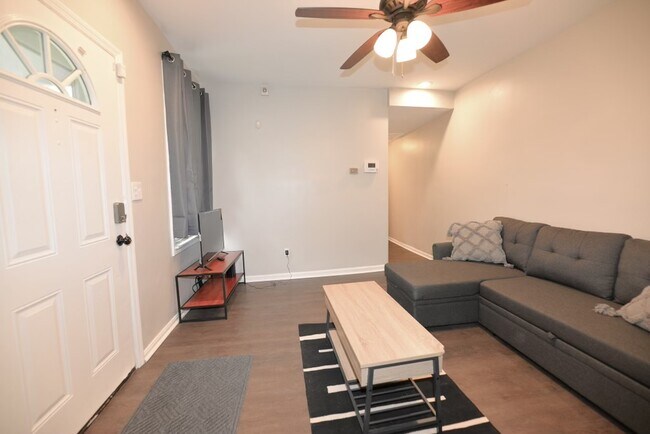 Building Photo - 912 Charlotte St