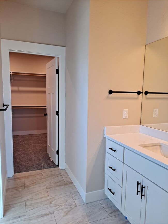 Building Photo - 697 Cabaret Dr