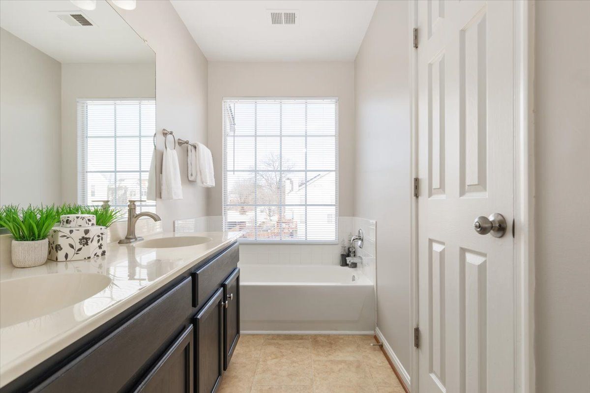 Building Photo - 113 Frazer Dr