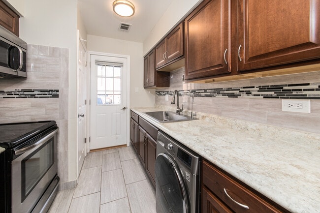 Building Photo - 9379 Bay Colony Dr
