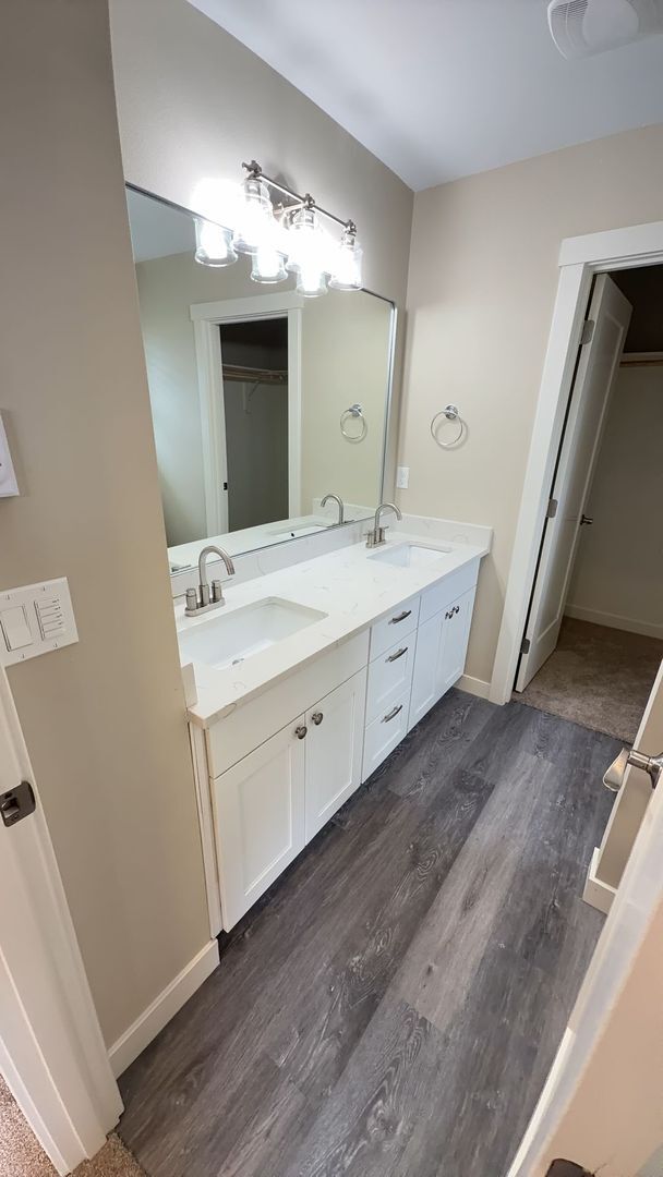 Building Photo - Chernishoff Seven Oak Luxury Duplex