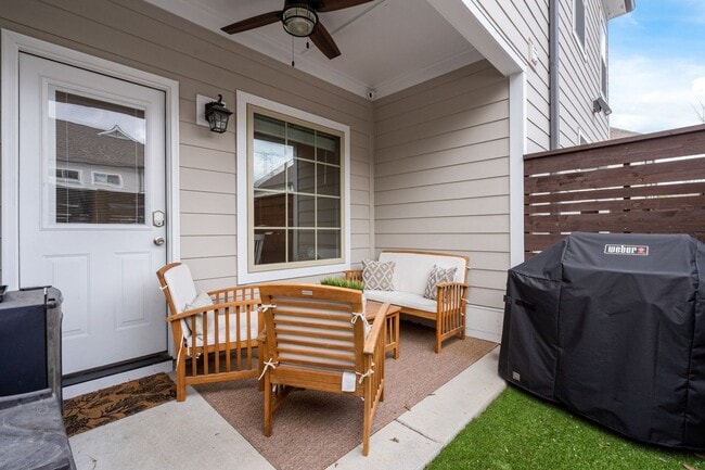 Building Photo - Gorgeous, luxury townhome in convenient West Nashville