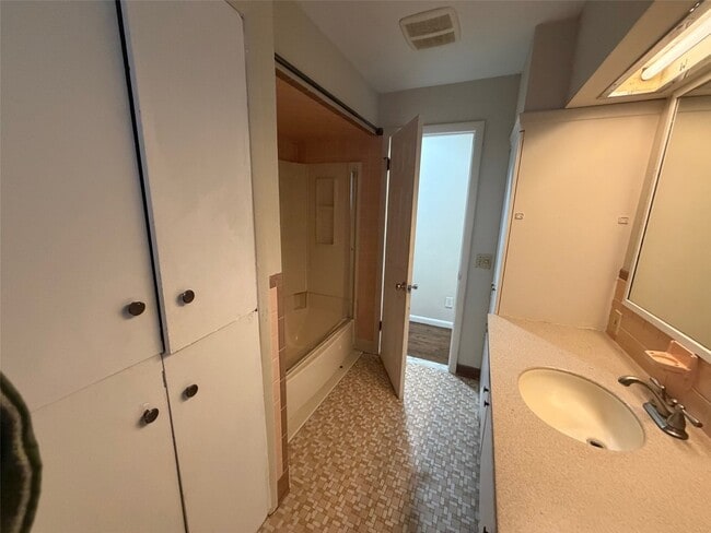 Building Photo - 17 Dover Dr