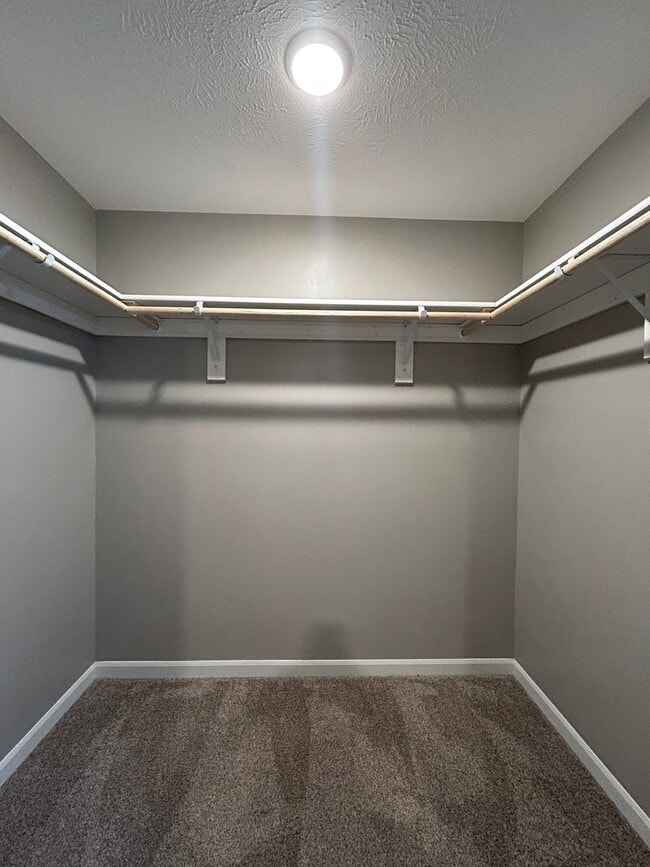 Building Photo - Spacious 4 Bedroom Duplex Near Village Pointe