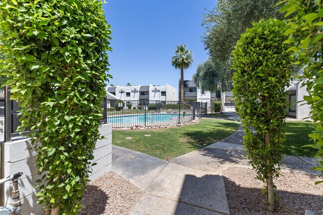 Building Photo - 302 E Monte Vista Rd