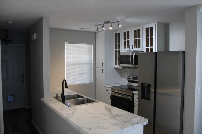 Building Photo - 712 Woodside Creek Dr