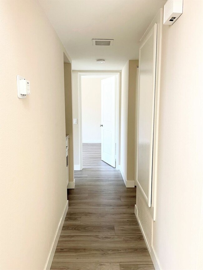 Building Photo - REMODELED Condo in Melrose Park!