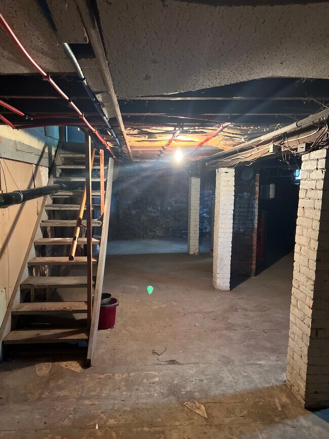 Building Photo - 140 Center St