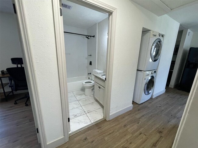 Building Photo - 411 Guyer St