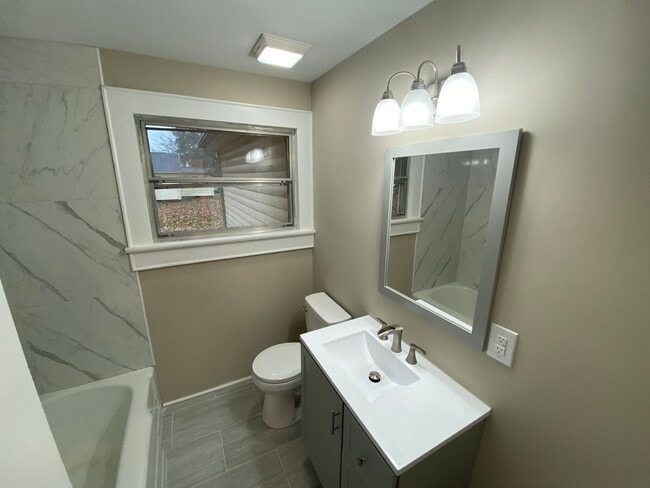 Building Photo - Freshly renovated 4 bedroom 2 bathroom hou...