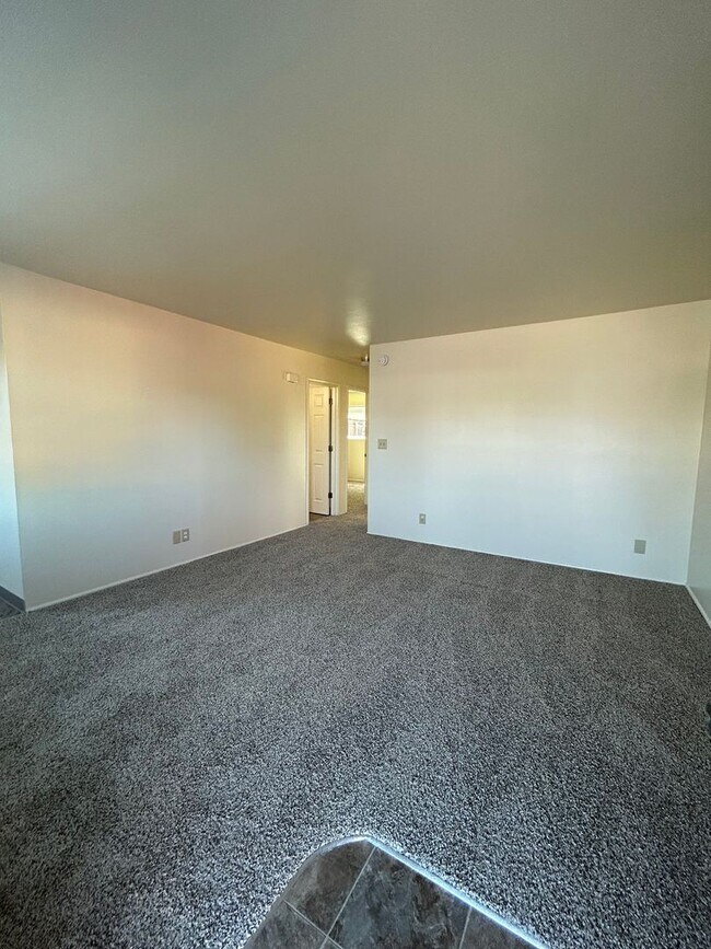 Building Photo - (964) 2 Bedroom / 1 Bathroom