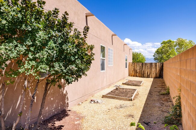 Building Photo - Single Story Beauty | Large Yard | 3 Bedro...