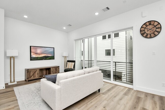 Building Photo - 4804 Elysian St