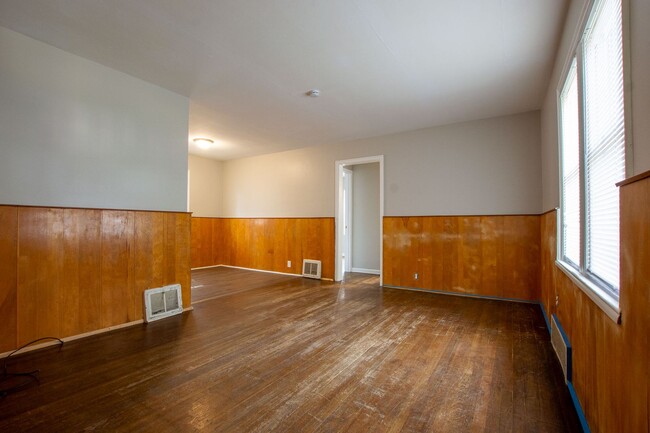 Building Photo - 3 Bedroom / 1 Bath Home with Fenced Backyard!
