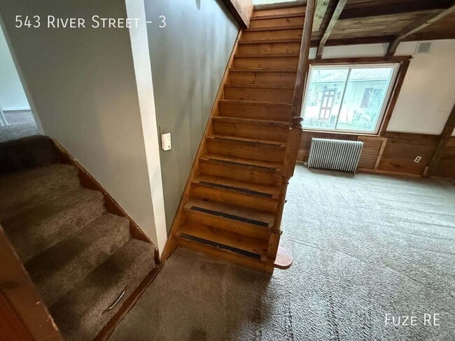 Building Photo - 543 River St