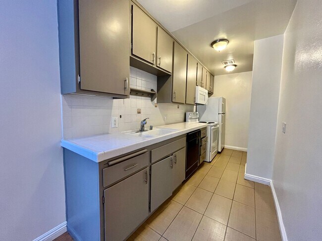 Building Photo - Charming, Light and Bright Wilshire Selby East with a spacious floor plan