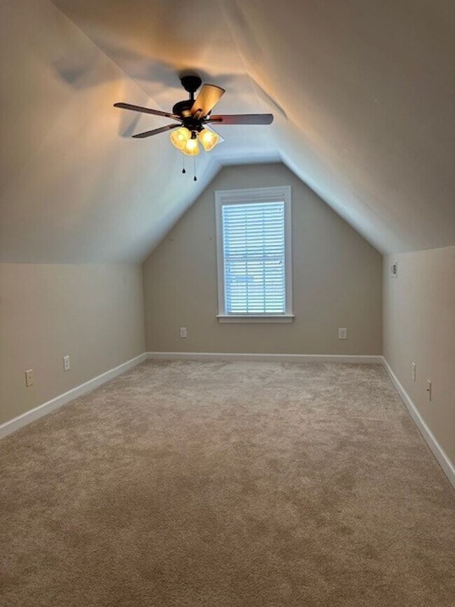 Building Photo - 3 Bed/2 Bath Home with Bonus Room & Screen...
