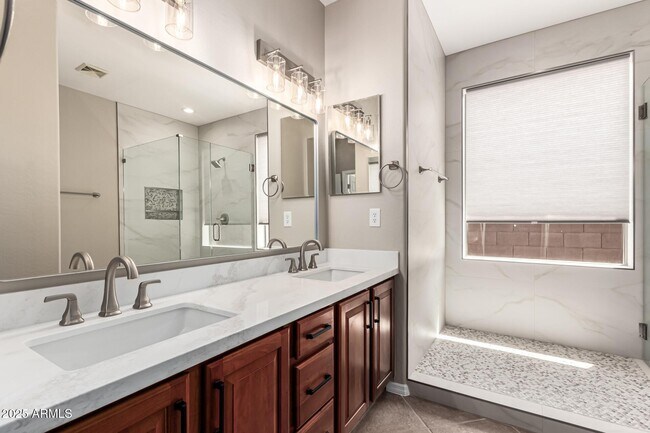 Building Photo - 1744 W Turtle Hill Dr