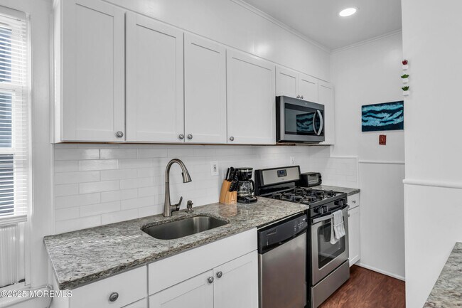 Building Photo - 6 Center St