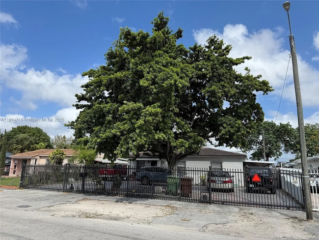 Building Photo - 825 E 9th Ln