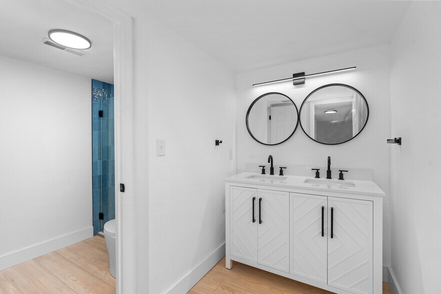 Brand new bathroom - 1920 Hunting Lake Ct