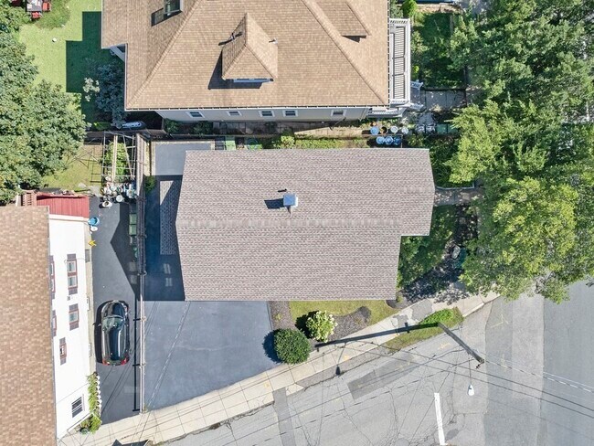 Building Photo - 549 Main St